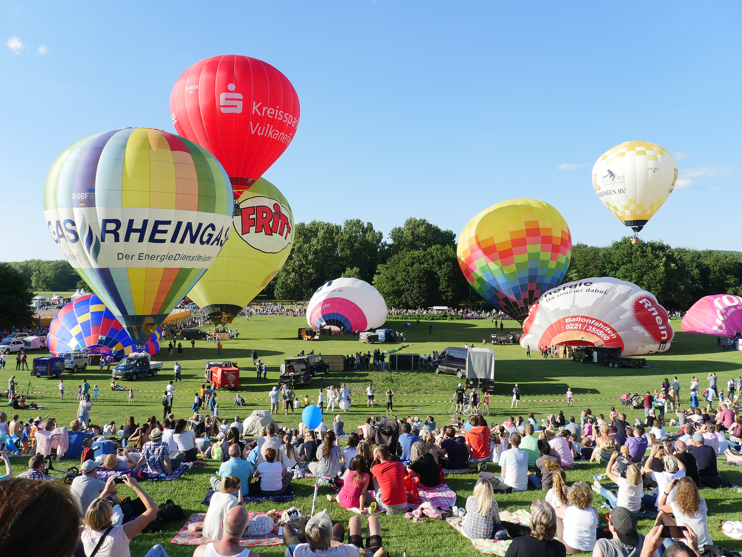 Bunter Himmel über Bonn Ballonfestival in der Rheinaue bonnFM