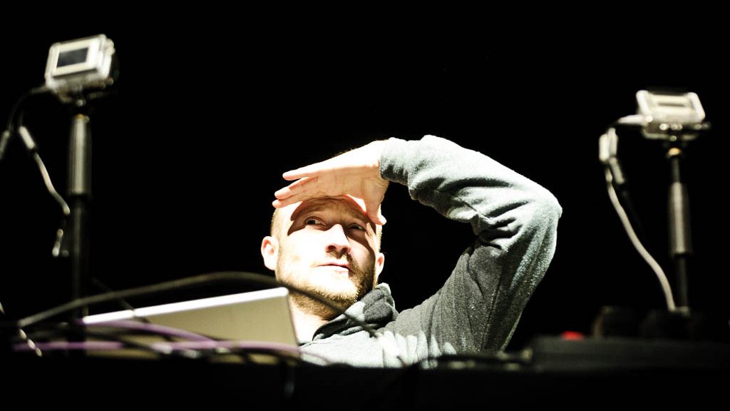 You are currently viewing Lautlos aber klangvoll – Paul Kalkbrenner live