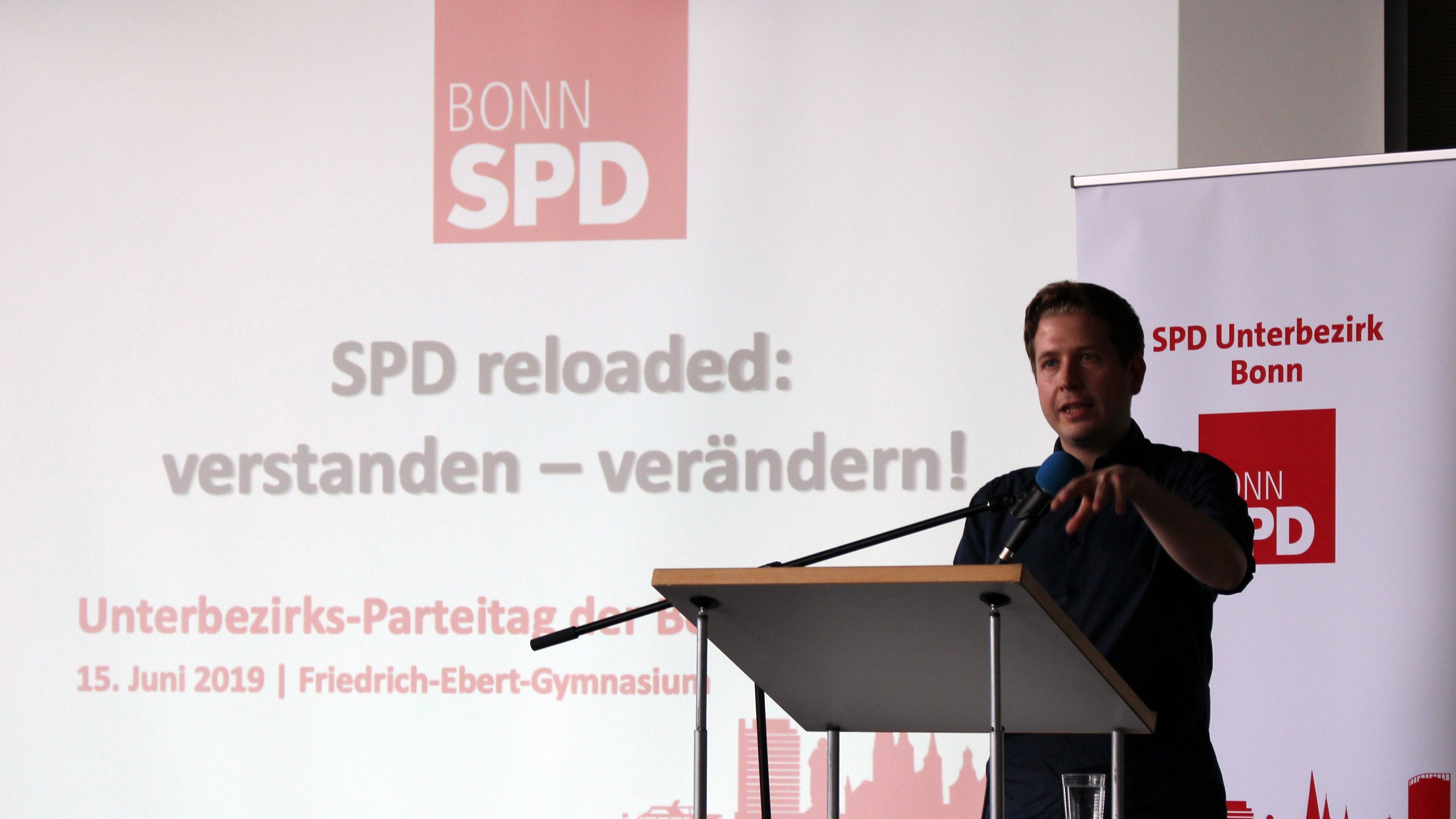 You are currently viewing Kevin Kühnert auf dem Bonner Parteitag der SPD