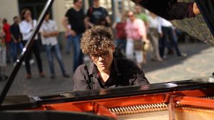 Read more about the article Musikalischer Münsterplatz –               das open piano for refugees